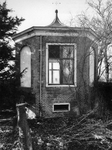 847891 Gezicht op de vervallen theekoepel bij het leegstaande Huis Hazenburg (Binnenweg 60) te Maarssen.N.B. In 1970 is ...